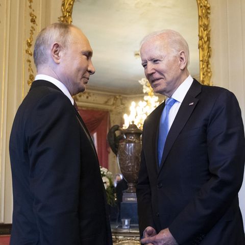 Ukraine-Konflikt: US-Präsident Joe Biden - hier beim Treffen mit dem russischen Präsidenten Wladimir Putin - setzt trotz des Truppeneinmarschs in der Ukraine auf Diplomatie