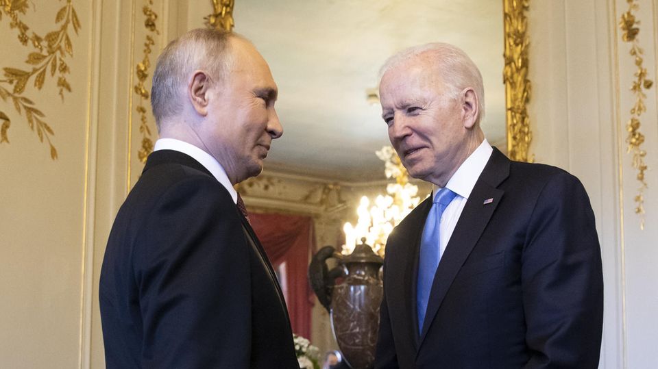 Ukraine-Konflikt: US-Präsident Joe Biden - hier beim Treffen mit dem russischen Präsidenten Wladimir Putin - setzt trotz des Truppeneinmarschs in der Ukraine auf Diplomatie