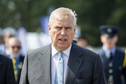 Prinz Andrew blickt erzürnt in die Kamera