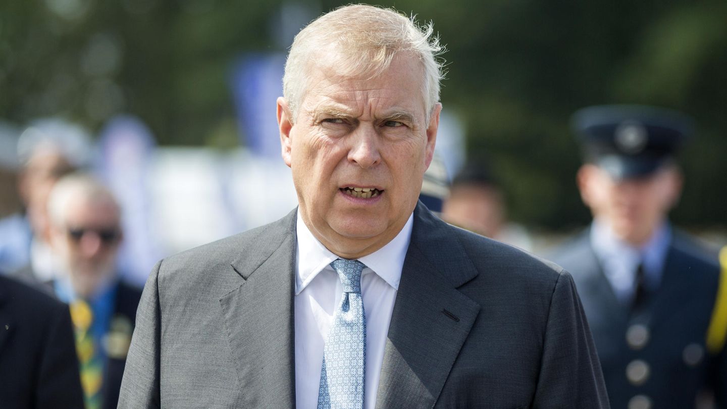 Prinz Andrew blickt erzürnt in die Kamera