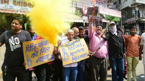Menschen in Indien feiern die Todesurteile
