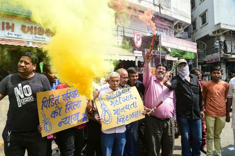 Menschen in Indien feiern die Todesurteile