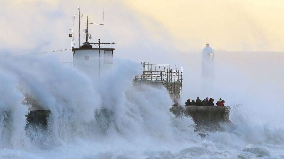 Sturm in UK: Wellen schlagen in Porthcawl, Südwales, gegen die Ufermauer