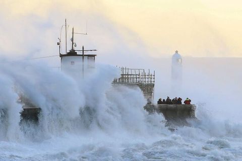 Sturm in UK: Wellen schlagen in Porthcawl, Südwales, gegen die Ufermauer
