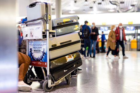 Reisekoffer stapeln sich auf einem Gepäckwagen im Flughafen Hannover-Langenhagen