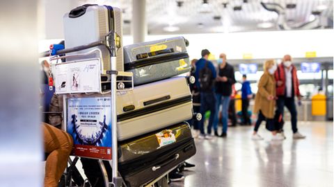 Reisekoffer stapeln sich auf einem Gepäckwagen im Flughafen Hannover-Langenhagen