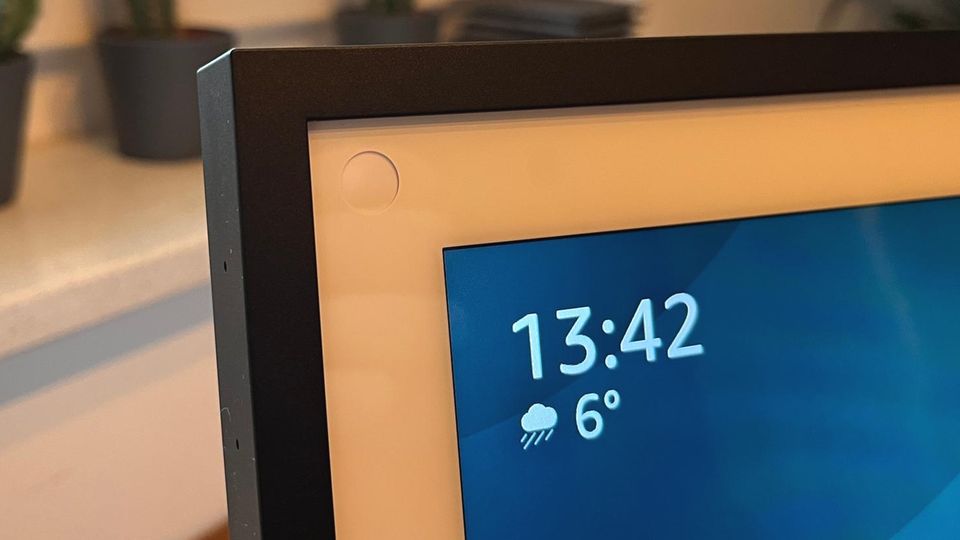 Amazon Echo Show 15 mit einer verborgenen Kamera Amazon Echo Show 15 mit einer verborgenen Kamera