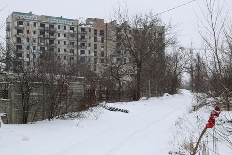 Ukraine: Ein zerbombtes Wohnhaus in Donezk. Die Separatistenführer der Region wollen nun Zivilisten nach Russland evakuieren. 