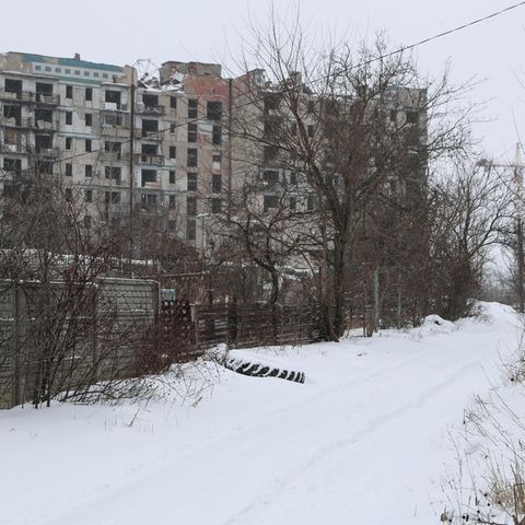 Ukraine: Ein zerbombtes Wohnhaus in Donezk. Die Separatistenführer der Region wollen nun Zivilisten nach Russland evakuieren. 