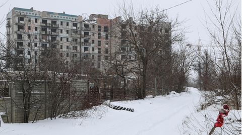 Ukraine: Ein zerbombtes Wohnhaus in Donezk. Die Separatistenführer der Region wollen nun Zivilisten nach Russland evakuieren. 