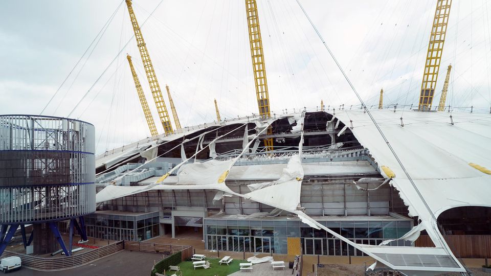 Das Dach der O2 Arena im Südosten Londons wurde durch den Sturm "Eunice" beschädigt