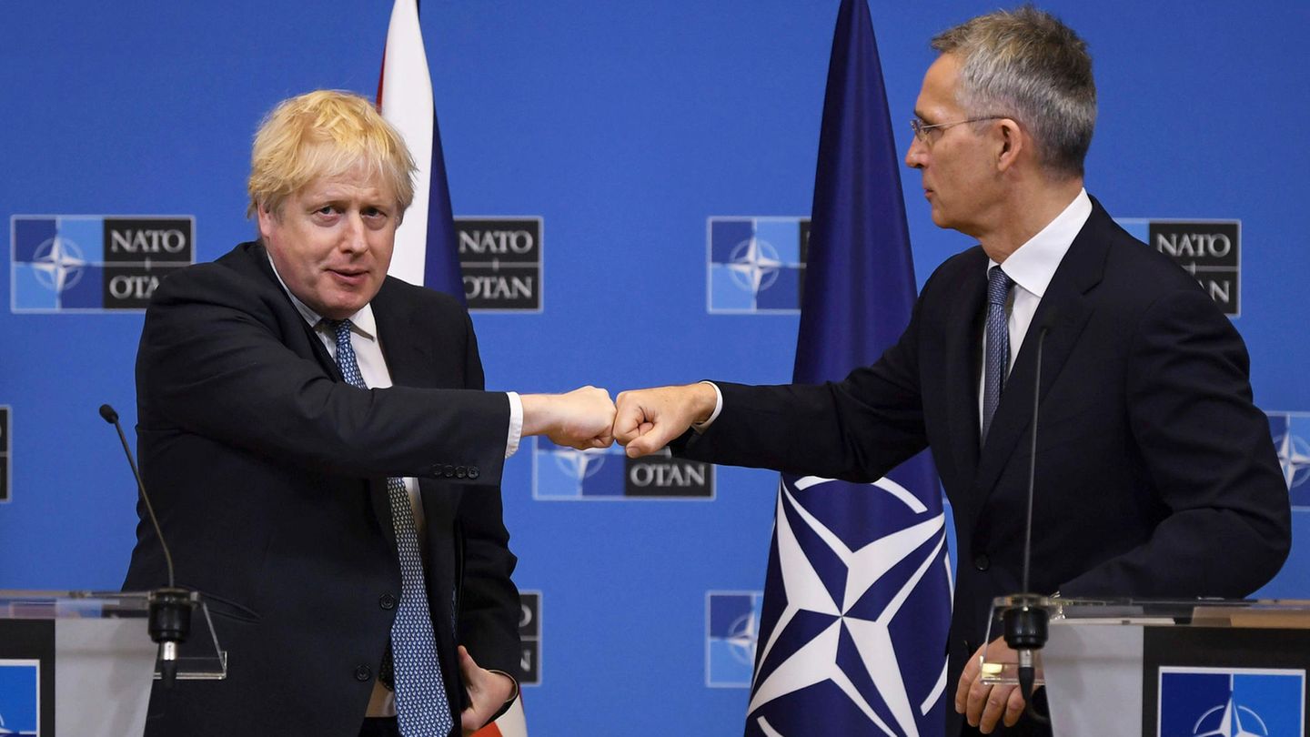 Johnson und Stoltenberg geben sich ein Fist-Bumb Johnson und Stoltenberg geben sich ein Fist-Bumb