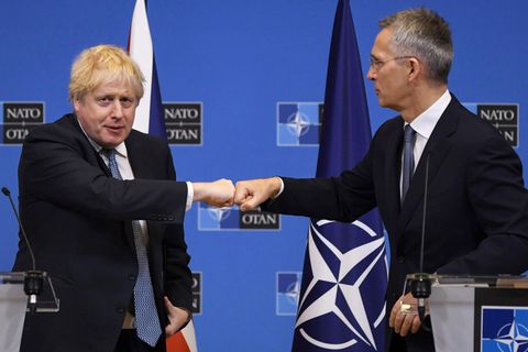 Johnson und Stoltenberg geben sich ein Fist-Bumb