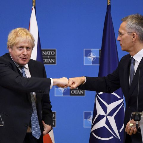 Johnson und Stoltenberg geben sich ein Fist-Bumb