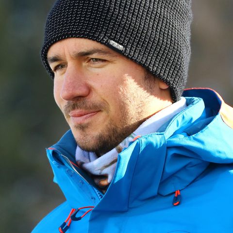 Felix Neureuther mit Mütze auf der Piste