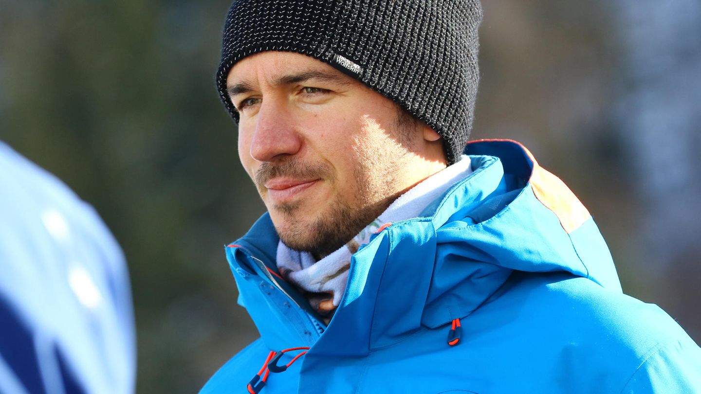 Felix Neureuther mit Mütze auf der Piste