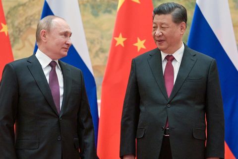 Putin und Xi Jinping vor russischen und chinesischen Flaggen
