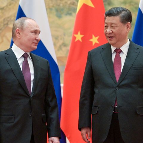 Putin und Xi Jinping vor russischen und chinesischen Flaggen