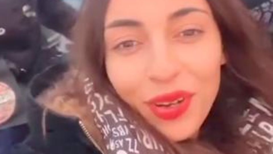 Influencerin Chaima Ben Mahmoude lächelt bei der Überfahrt von Tunesien nach Lampedusa in die Kamera