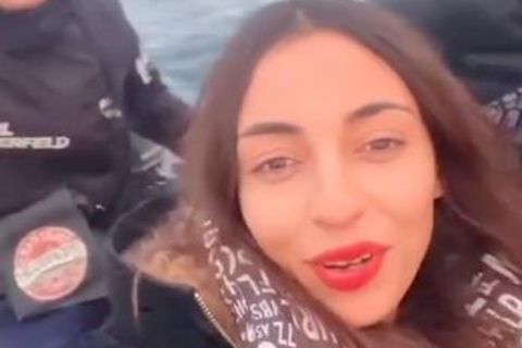 Influencerin Chaima Ben Mahmoude lächelt bei der Überfahrt von Tunesien nach Lampedusa in die Kamera