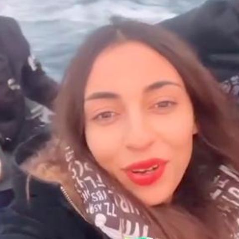 Influencerin Chaima Ben Mahmoude lächelt bei der Überfahrt von Tunesien nach Lampedusa in die Kamera