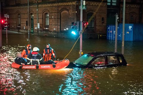 Retter bei Dunkelheit in einem Schlauchboot