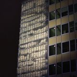 Auf der Mecumstraße in Düsseldorf ist die Fassade eines mehrstöckigen Gebäudes vom Sturm abgerissen worden.