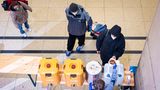 Johanniter-Unfall-Hilfe gibt Essen aus