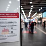 Auf einem Zettel wird auf die Einstellung des Bahnverkehr