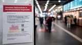 Auf einem Zettel wird auf die Einstellung des Bahnverkehr