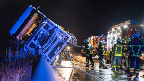 Ein Lkw ist auf der Fehmarnsundbrücke umgekippt
