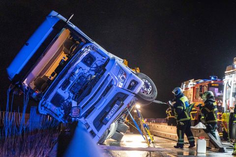 Ein Lkw ist auf der Fehmarnsundbrücke umgekippt