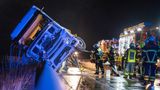 Ein Lkw ist auf der Fehmarnsundbrücke umgekippt