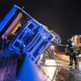 Ein Lkw ist auf der Fehmarnsundbrücke umgekippt