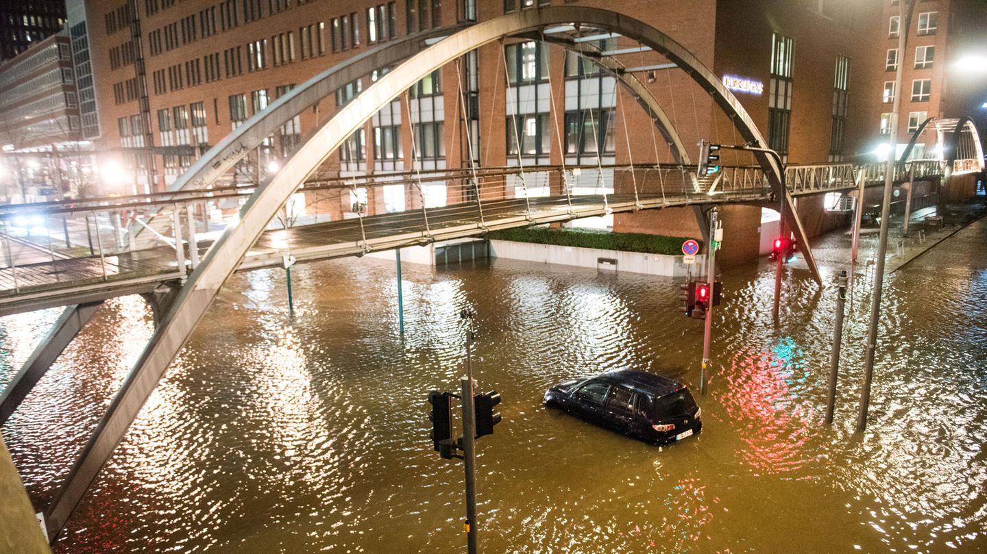 In der Speicherstadt in Hamburg ist ein Auto versehentlich in das Wasser gefahren.