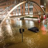 In der Speicherstadt in Hamburg ist ein Auto versehentlich in das Wasser gefahren.