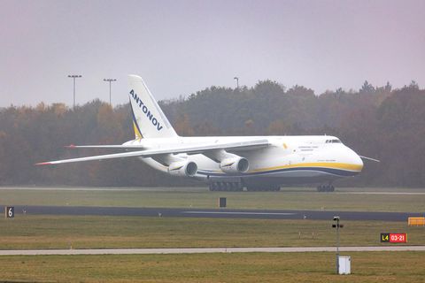 Eine Antonow 124 bei trübem Wetter kurz nach der Landung