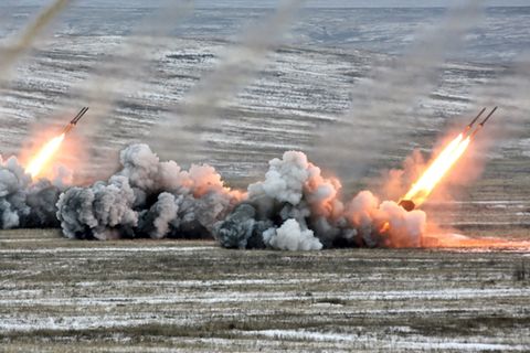 Die thermobarischen Waffen der russischen Armee können die Wirkung einer taktischen Atombombe entfesseln. Mit ihnen würde der Durchbruch der Panzer vorbereiten.