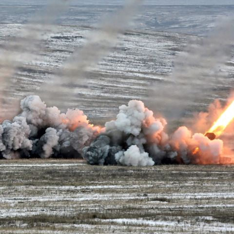 Die thermobarischen Waffen der russischen Armee können die Wirkung einer taktischen Atombombe entfesseln. Mit ihnen würde der Durchbruch der Panzer vorbereiten.