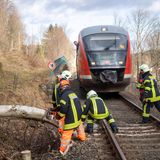 Am Samstagmorgen haben bei der Bahn erste Erkundungsfahrten begonnen. Immer wieder werden Sturmschäden festgestellt, die von den Feuerwehren beseitigt werden. So auch auf der Erzgebirgsbahnstrecke Chemnitz Cranzahl.