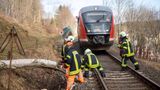 Am Samstagmorgen haben bei der Bahn erste Erkundungsfahrten begonnen. Immer wieder werden Sturmschäden festgestellt, die von den Feuerwehren beseitigt werden. So auch auf der Erzgebirgsbahnstrecke Chemnitz Cranzahl.