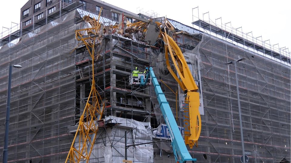 In Bremen ist ein 55 Meter hoher Baukran auf den Rohbau eines Bürogebäudes gekracht. 