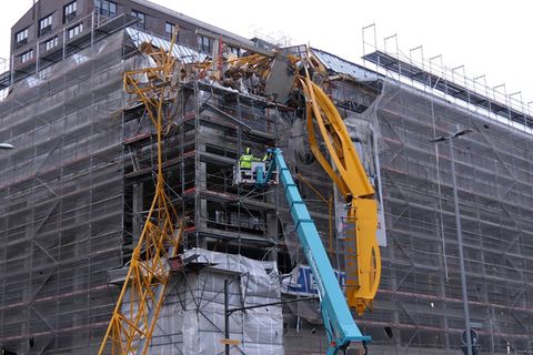 In Bremen ist ein 55 Meter hoher Baukran auf den Rohbau eines Bürogebäudes gekracht. 