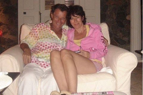 Jean Luc Brunel kuschelt mit Ghislaine Maxwell.
