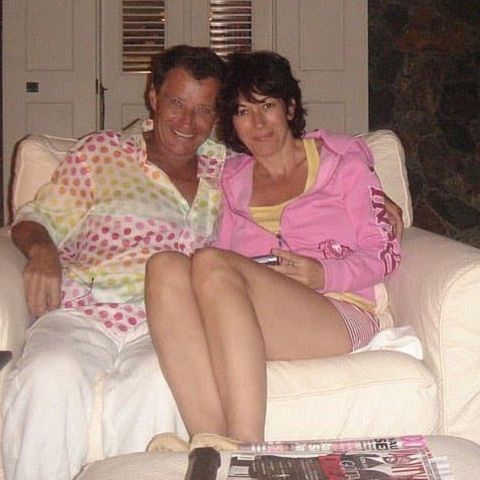 Jean Luc Brunel kuschelt mit Ghislaine Maxwell.