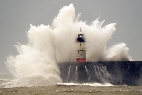 Der Sturm "Eunice" ("Zeynep" in Deutschland) drückt die Gischt an den Leuchtturm von Newhaven in Südengland