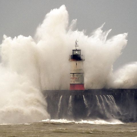 Der Sturm "Eunice" ("Zeynep" in Deutschland) drückt die Gischt an den Leuchtturm von Newhaven in Südengland