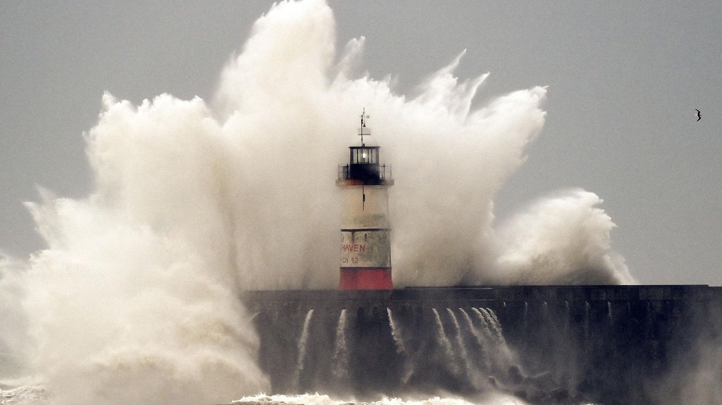 Stürme "Ylenia" und "Zeynep": Der Sturm "Eunice" ("Zeynep" in Deutschland) drückt die Gischt an den Leuchtturm von Newhaven in Südengland Der Sturm "Eunice" ("Zeynep" in Deutschland) drückt die Gischt an den Leuchtturm von Newhaven in Südengland