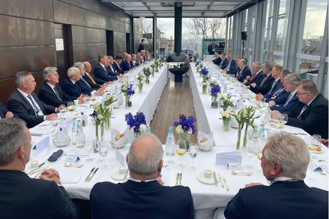 Beim das CEO Lunch der Münchner Sicherheitskonferenz saß offenbar nicht eine einzige Frau mit am Tisch, wie dieses Foto vom Twitter-Account von Michael Bröcker zeigt