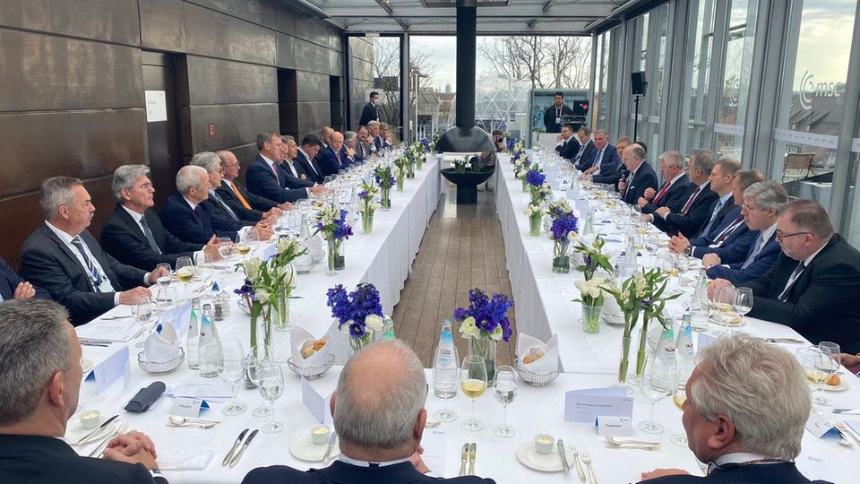 Beim das CEO Lunch der Münchner Sicherheitskonferenz saß offenbar nicht eine einzige Frau mit am Tisch, wie dieses Foto vom Twitter-Account von Michael Bröcker zeigt